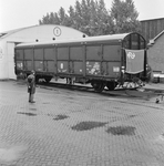 168113 Afbeelding van het transport van een goederenwagen type Hbis van de N.S. per vrachtauto ( rolwagenvervoer of ...